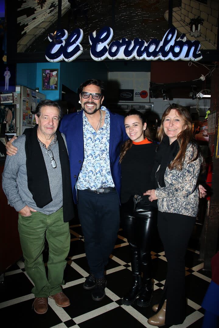 Matías Alé y Martina fueron a comer con los padres de la novia al restaurante El Corralón. Los futuros suegros del mediático viajaron desde Mar del Plata para compartir la velada con la pareja 