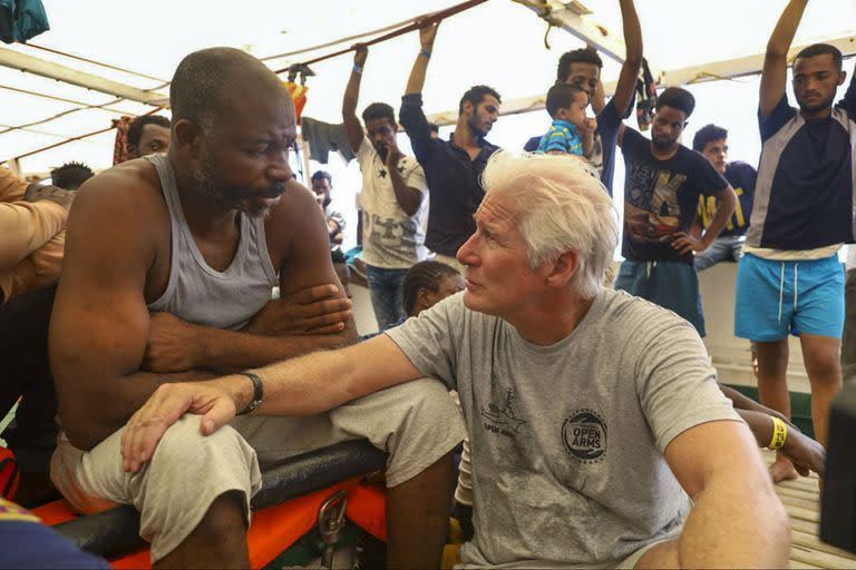 Richard Gere dialogó con los migrantes en el Open Arms