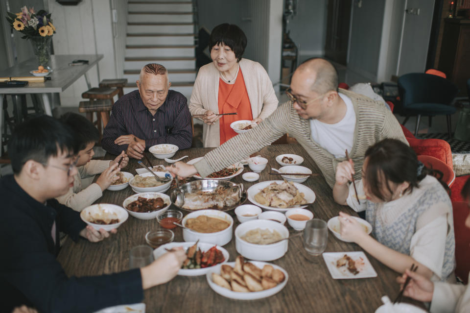 過年家人團聚，許多長輩、親戚想表達「關心」，卻免不了問到尷尬的話題，讓許多人不知如何應付。圖片來源：GettyImages。