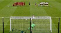 Foto del sábado del delantero de Arsenal Pierre-Emerick Aubameyang marcando el penal definitivo en la definición ante Liverpool por la Community Shield