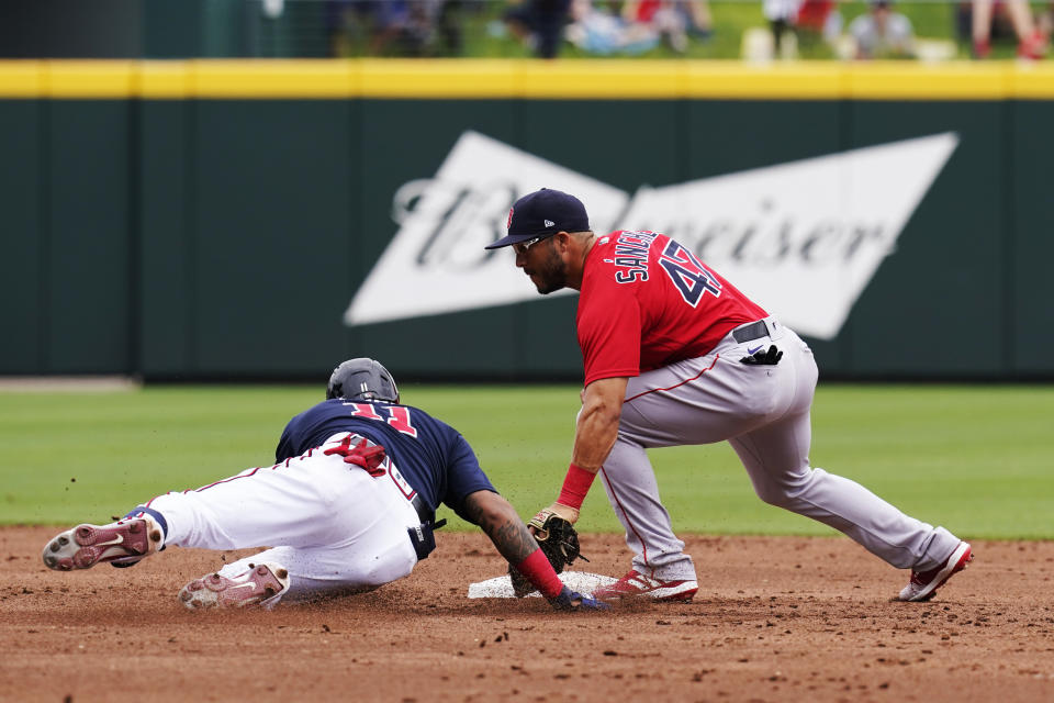 L'arrêt-court des Braves d'Atlanta Orlando Arcia (11) est marqué dans la deuxième manche par le joueur de deuxième but des Boston Red Sox Yolmer Sanchez (47) lors d'un match de baseball d'entraînement de printemps au CoolToday Park le dimanche 3 avril 2022, à North Port, en Floride ( Photo AP/Steve Helber)