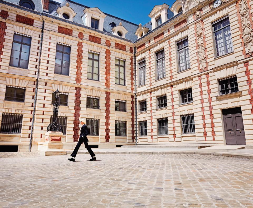 CELINE創意總監Hedi Slimane以TOMBOY輪廓打造2024夏季女裝系列，並在法國國家圖書館黎塞留館發表。