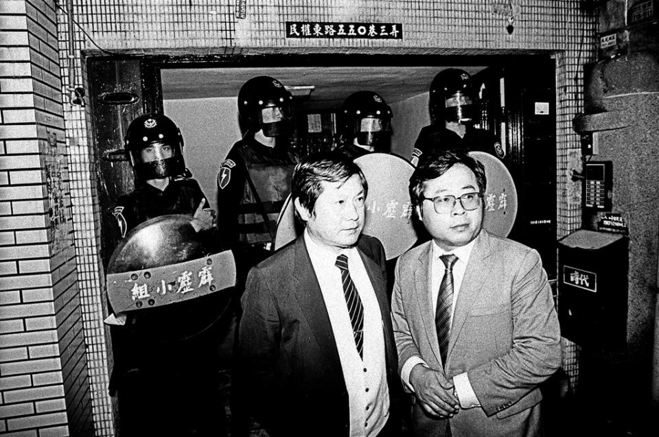 鄭南榕自焚當天，一早台北市議員顏錦福和洪貴參律師前往《自由時代》辦公室關心。   圖：邱萬興提供