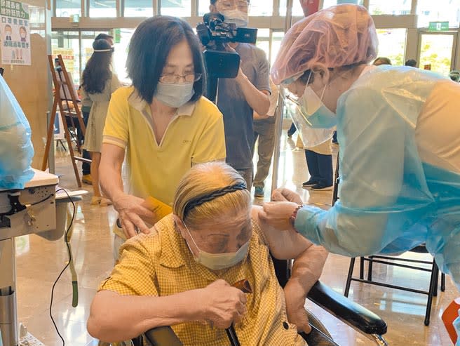 亞東醫院採宇美町式打法為長者施打疫苗，秩序及效率良好。（王揚傑攝）