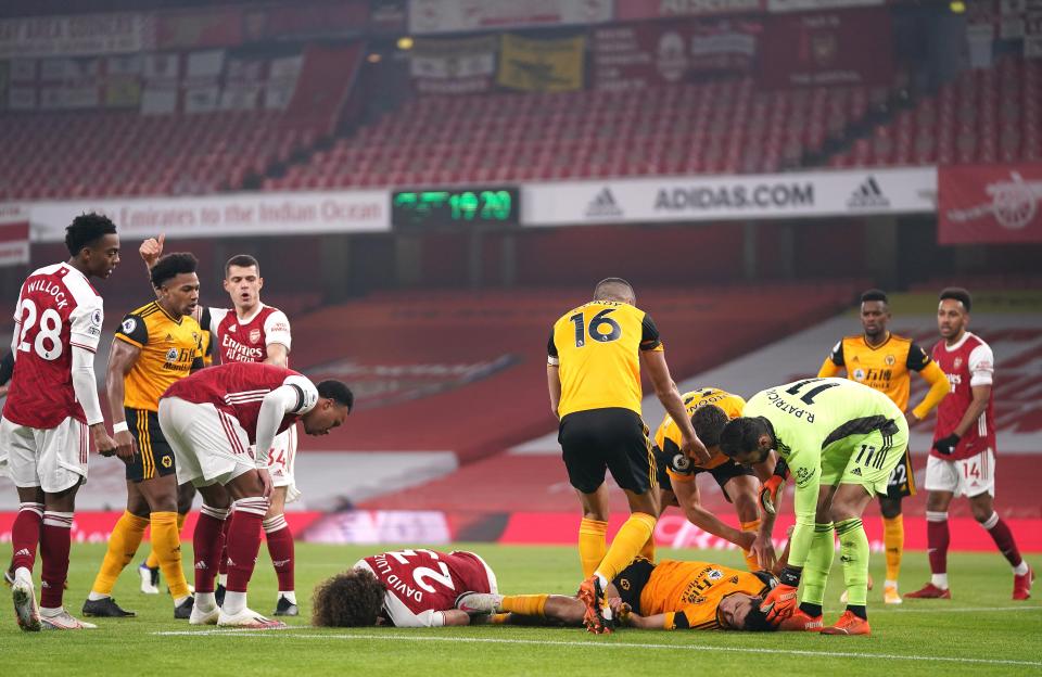 LONDRES, INGLATERRA - 29 DE NOVIEMBRE: David Luiz del Arsenal y Raúl Jiménez del Wolverhampton Wanderers yacen lesionados después de una colisión durante el partido de la Premier League entre el Arsenal y el Wolverhampton Wanderers en el Emirates Stadium el 29 de noviembre de 2020 en Londres, Inglaterra. Los estadios deportivos en todo el Reino Unido siguen bajo estrictas restricciones debido a la pandemia del Coronavirus, ya que las leyes de distanciamiento social del gobierno prohíben a los aficionados dentro de las sedes, lo que hace que los partidos se jueguen a puerta cerrada.  (Getty Images)