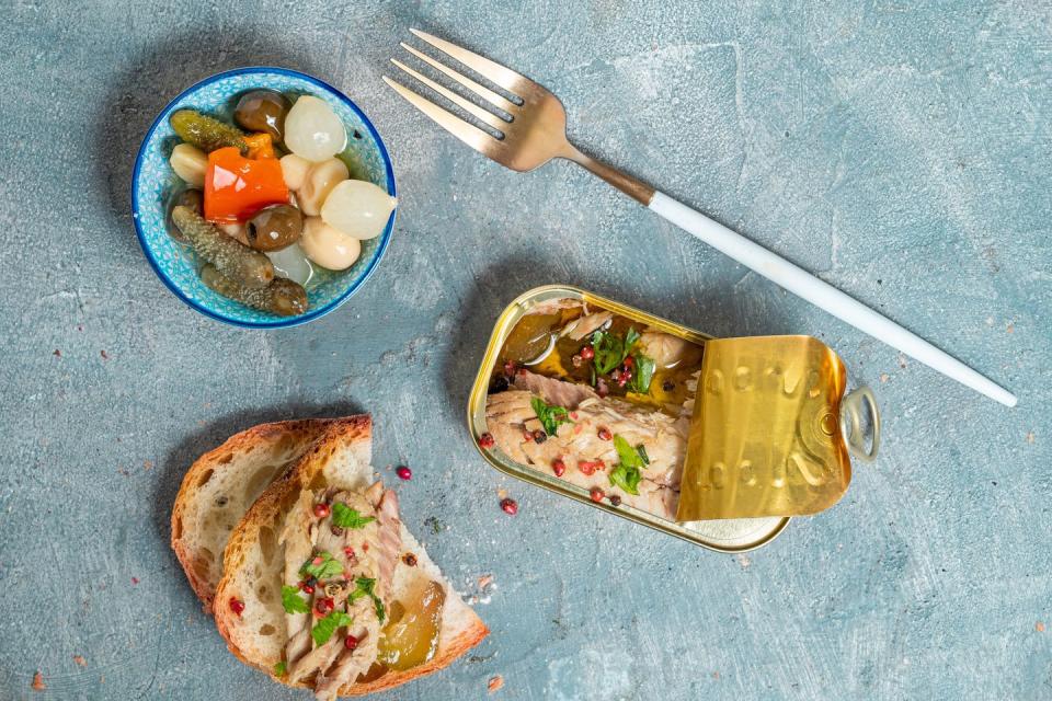 canned mackerel with bread