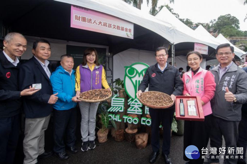 鄭市長與出席貴賓一同逛小農市集