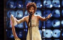 <p>Um möglichst nah an die echte Whitney Houston (Bild) heranzukommen, trainierte Naomie Ackie sechs Monate lang ihre Stimme, für den letzten optischen Schliff wurde unter anderem auch mit Zahnprothesen gearbeitet. Die überlebensgroße Whitney Houston zu verkörpern, sei "ein völlig absurder Lebensabschnitt" gewesen, erklärte Ackie hinterher im Interview mit <em>teleschau</em>. (Bild: Getty Images/Pascal Le Segretain)</p> 