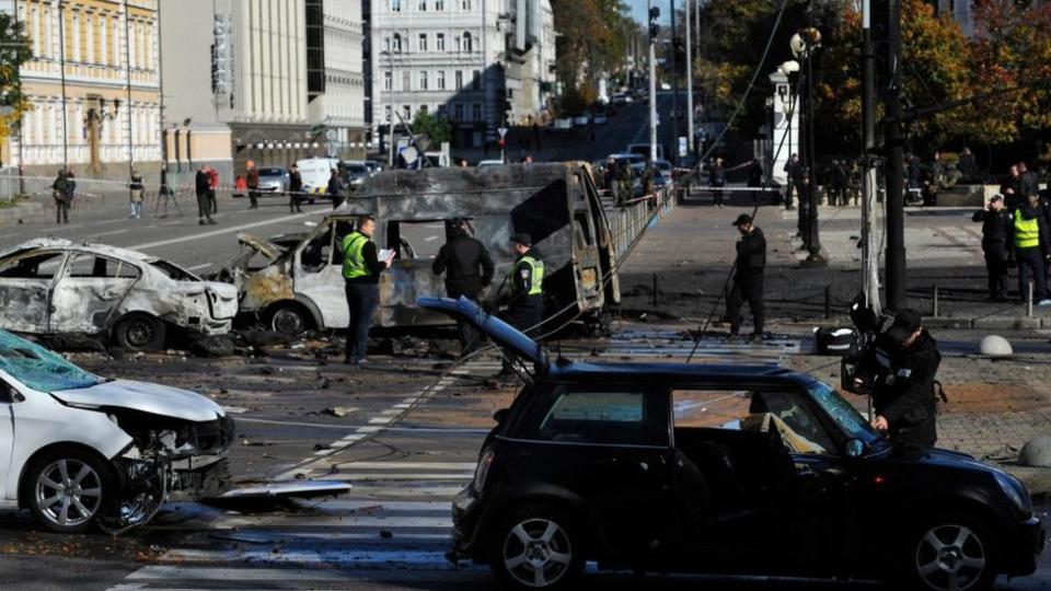 Rusia llevó a cabo este lunes el conjunto de ataques aéreos más amplio desde las primeras semanas de la guerra, con bombardeos sobre varias ciudades ucranianas, incluida la capital, Kyiv.