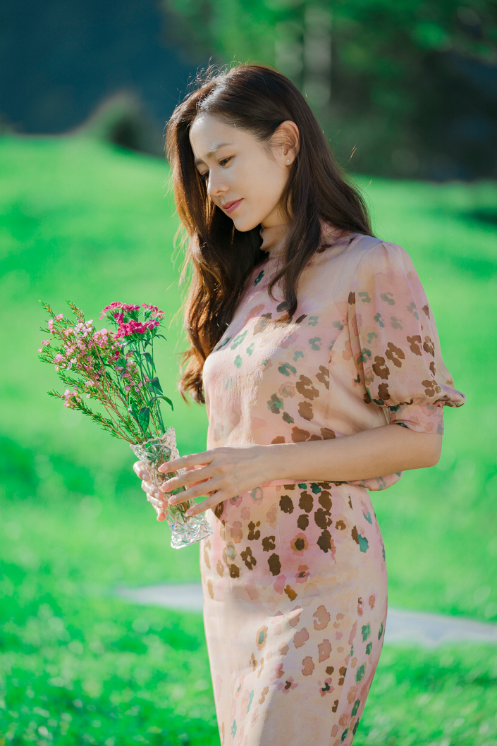 孫藝真飾演的尹世理，詮釋起浪漫風情非常到位。彩色印花雪紡短洋裝NT$80,800（NETFLIX提供）