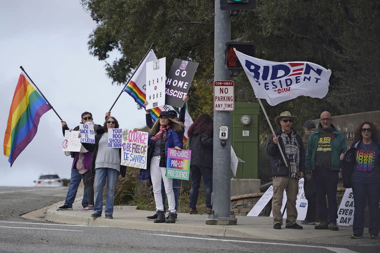 La gente protesta contra el gobernador republicano de Florida Ron DeSantis mientras se manifiestan frente a la Biblioteca Presidencial Ronald Reagan en Simi Valley, California, el domingo 5 de marzo de 2023.