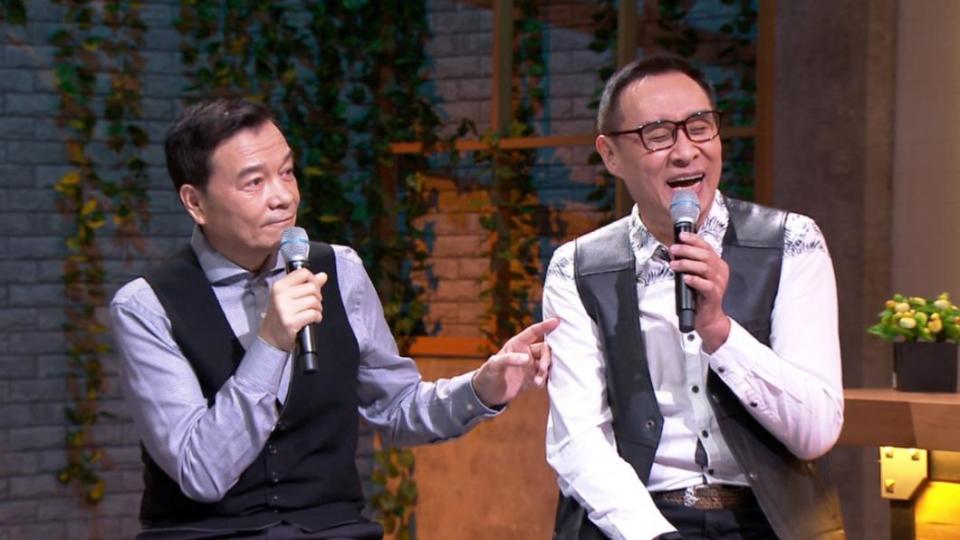 民歌手李明德（左）與王瑞瑜（右）笑談當年的歌星證很難考。（圖／年代提供）