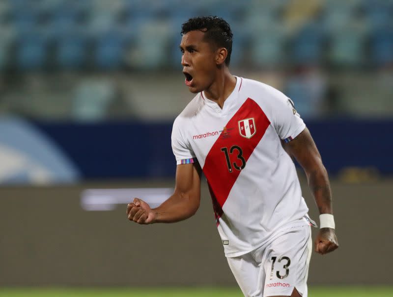 El peruano Renato Tapia celebra tras el partido ante Paraguay por cuartos de final de la Copa América