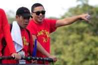 Comedian Jose Manalo smiles for the crowd while riding the float of the MMFF entry "Si Agimat, Si Enteng Kabisote at Si Ako during the 2012 Metro Manila Film Festival Parade of Stars on 23 December 2012.(Angela Galia/NPPA Images)