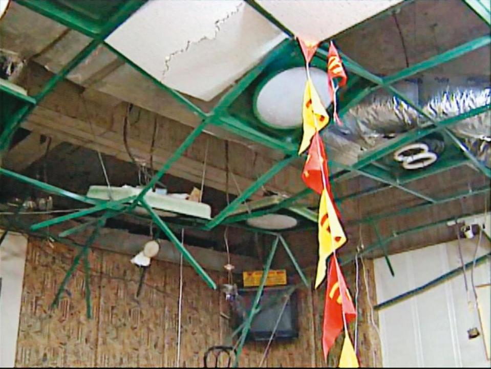 麥當勞男廁的天花板被歹徒放置炸彈，員警拆彈時，不幸引爆殉職。（東森新聞提供）