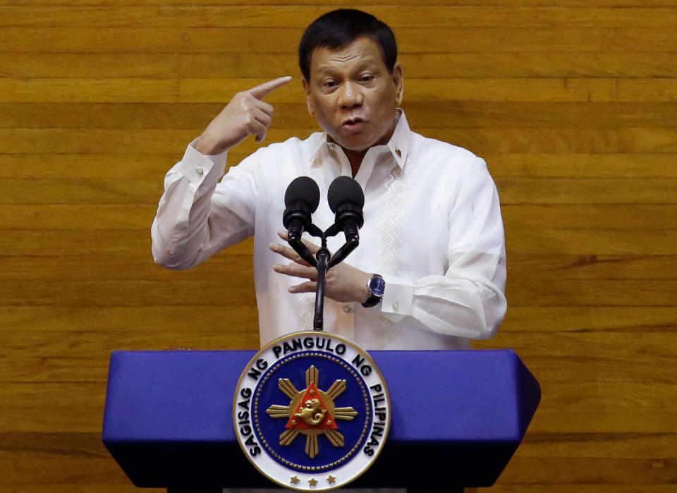 <p>Rodrigo Duterte, Präsident der Philippinen, spricht über sein Programm zur Bekämpfung der Drogenkriminalität. Er wird international dafür kritisiert, dass er Drogendealer und -konsumenten von Sicherheitskräften umbringen lässt. Er sagte: „Es gibt für sie nur zwei Optionen: Gefängnis oder die Hölle.“ (Bild: AP Photo) </p>