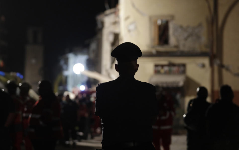 Auch nachts arbeiten die Einsatzkräfte mit Taschenlampen und Spürhunden unermüdlich weiter. Hier ist ein Carabiniere während einer Rettungsmission in Amatrice nach dem Erdbeben zu sehen. (Bild-Copyright: AP Photo/Alessandra Tarantino)