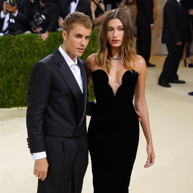 Justin y Hailey Bieber en la gala del Met credit:Bang Showbiz