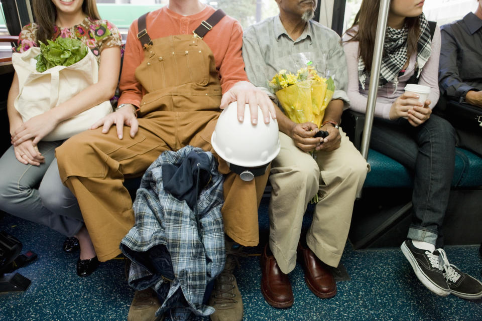 Mit Manspreading hat man vor allem auf öffentlichen Plätzen zu kämpfen (Symbolbild: Getty Images)