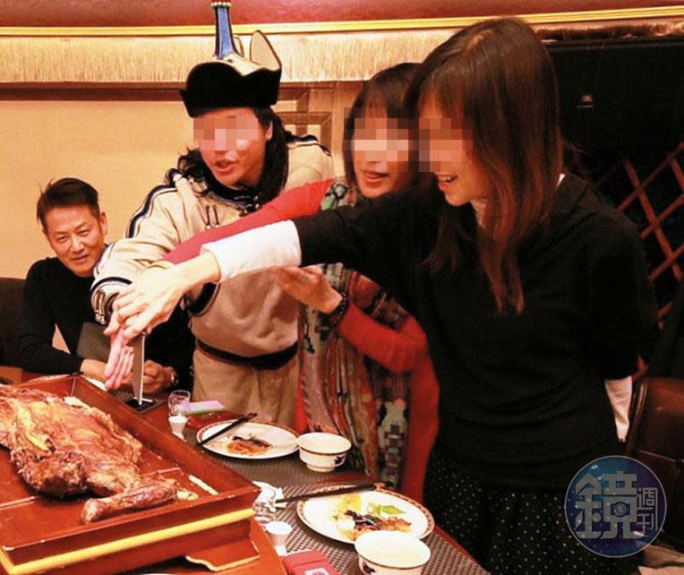 徐乃麟（左）、大龍蝦公司股東曹姓女子（右）與中國代表曾在北京餐敘。（當事人提供）