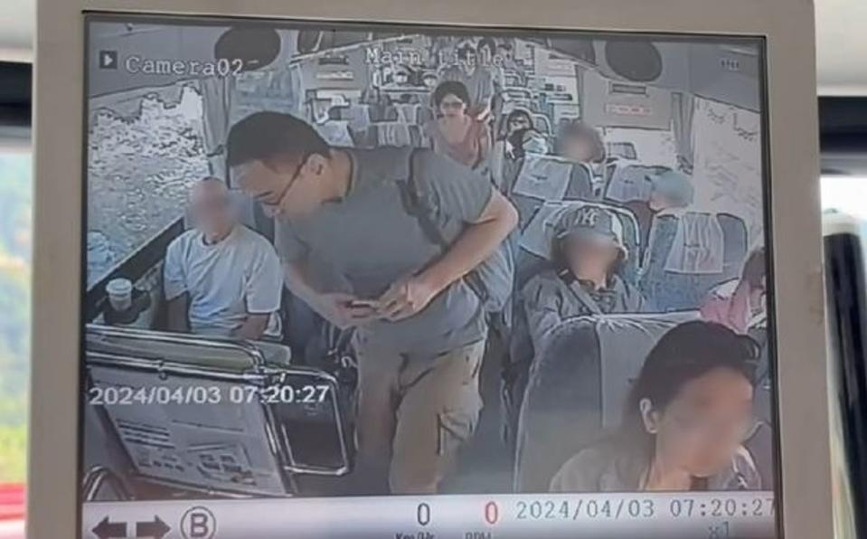 一對持有澳洲護照的新加坡夫妻在強震後失聯，搜救人員今取得該夫妻搭乘巴士的車內影像。（翻攝畫面）