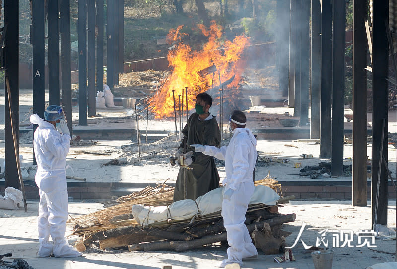 印度單日死亡人數不斷升高。圖為印度焚燒因COVID-19病故亡者遺體。   圖 : 翻攝自人民視覺