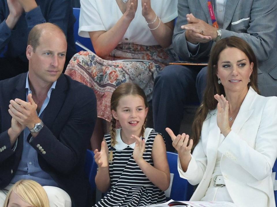 Prinz William, Prinzessin Charlotte und Herzogin Kate haben die Commonwealth Games im Schwimmen besucht. (Bild: imago images/i Images/Stephen Lock)