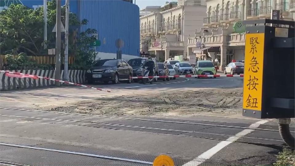 土石沿路灑...沙塵飛揚  原來是砂石車後車斗門閂壞了