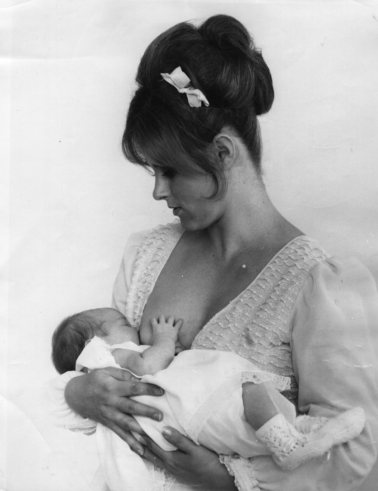 A mother breastfeeds her child in 1970. In the early 1970s, breastfeeding rates reached the lowest point on record in the U.S. (Photo: Hulton Archive/Getty Images)