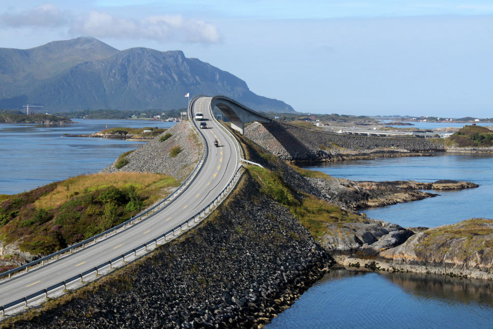 <p>Noruega: los noruegos han acordado prohibir la venta de todos los coches que funcionen con energías fósiles después de 2025. Todos los coches y furgonetas de pasajeros nuevos vendidos en 2025 deberán tener cero emisiones. </p>