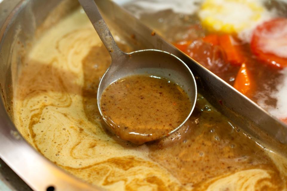 煮成湯底時會加入花奶，讓沙嗲湯更香滑