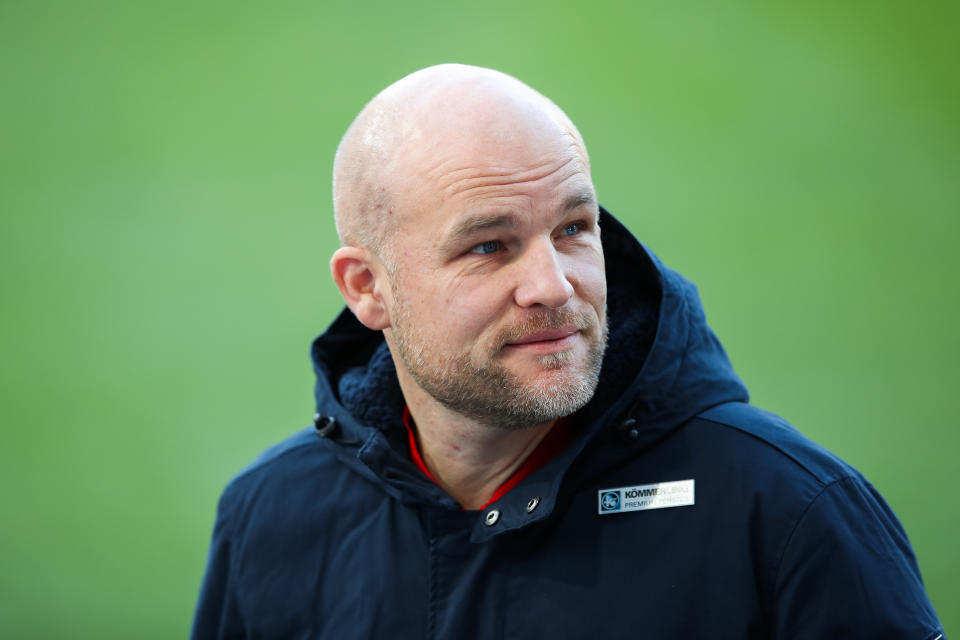 FREIBURG IM BREISGAU, GERMANY - NOVEMBER 22: (BILD ZEITUNG OUT) chief of sport Rouven Schroeder of 1. FSV Mainz 05 looks on prior to the Bundesliga match between Sport-Club Freiburg and 1. FSV Mainz 05 at Schwarzwald-Stadion on November 22, 2020 in Freiburg im Breisgau, Germany. (Photo by Tom Weller/DeFodi Images via Getty Images)