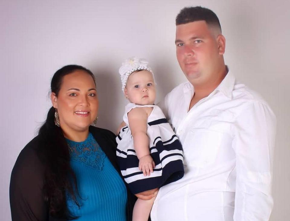 Yunisleidy Valdés Cordero junto a su esposo y su bebé.