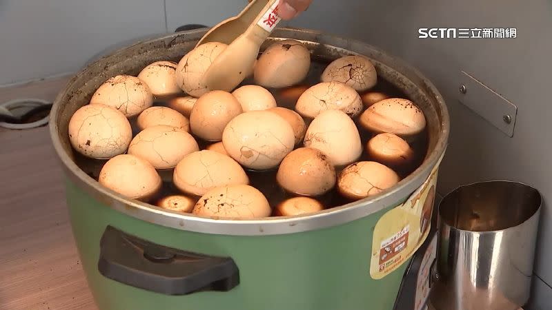 「手拿食物」是民眾參加造勢時的購買首選。