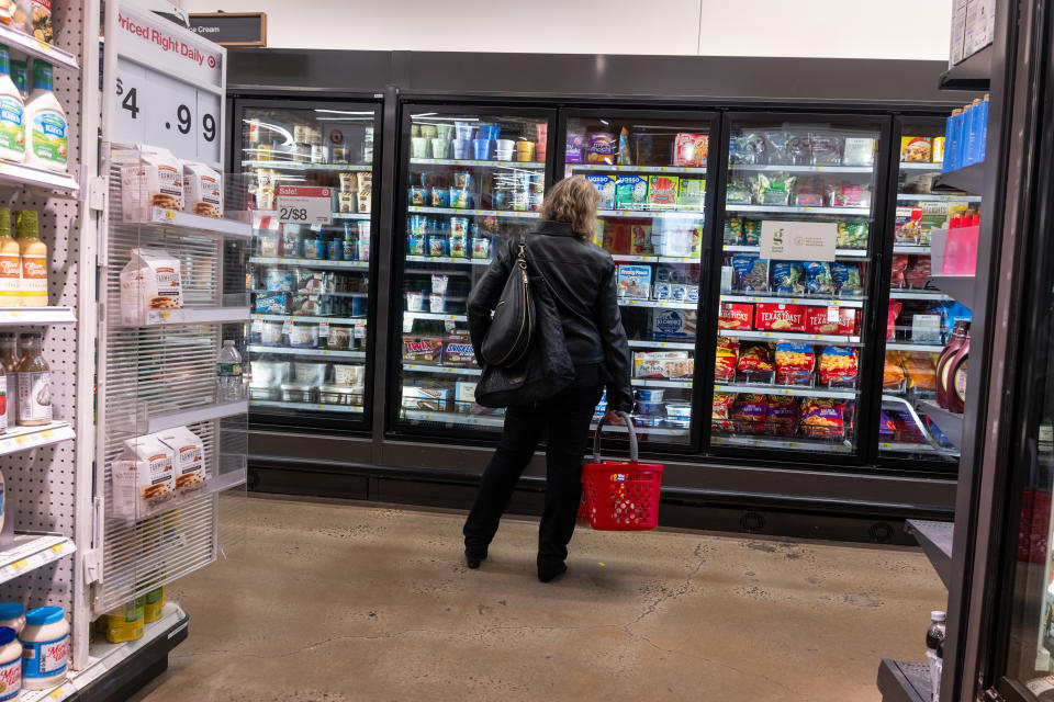 NEW YORK, NEW YORK - 05 MARZO: La gente fa acquisti in un negozio Target a Manhattan il 5 marzo 2024 a New York City.  Mostrando progressi nell'aumento degli utili, le azioni del rivenditore con sede a Minneapolis sono balzate di quasi il 12% nelle contrattazioni pomeridiane nonostante il calo delle vendite.  (Foto di Spencer Platt/Getty Images)