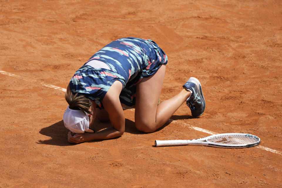 Poland's Iga Swiatek celebrates after winning the final match against Turkey's Ons Jabeur at the Italian Open tennis tournament, in Rome, Sunday, May 15, 2022. (AP Photo/Alessandra Tarantino)