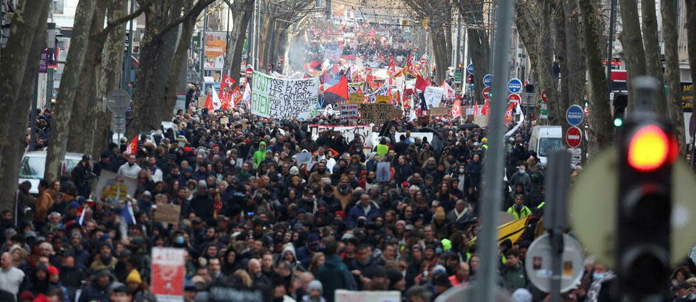 Mardi 31 janvier, 2,5 millions de personnes ont manifesté en France selon les syndicats, 1,27 million selon la police.  - Credit:Richard MOUILLAUD / MAXPPP / PHOTOPQR/LE PROGRES/MAXPPP