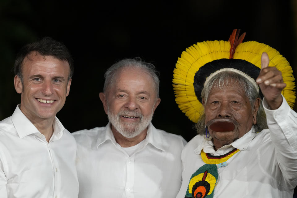 French President Emmanuel Macron, from left, Brazil's President Luiz Inacio Lula da Silva and Chief Raoni Metuktire, pose for photos on Combu Island, near Belem, Para state, Brazil, Tuesday, March 26, 2024. (AP Photo/Eraldo Peres)