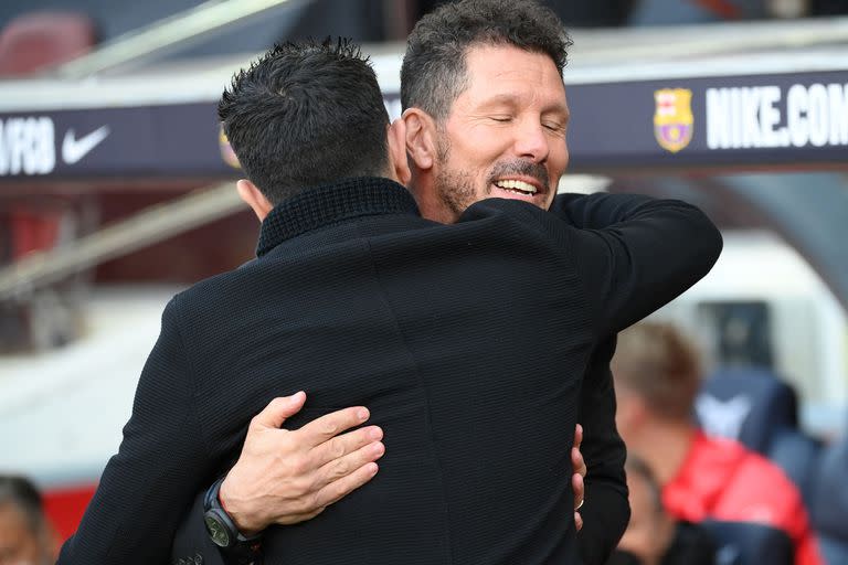 Diego Simeone se abraza con Xavi Hernández en un partido entre Atlético de Madrid y Barcelona