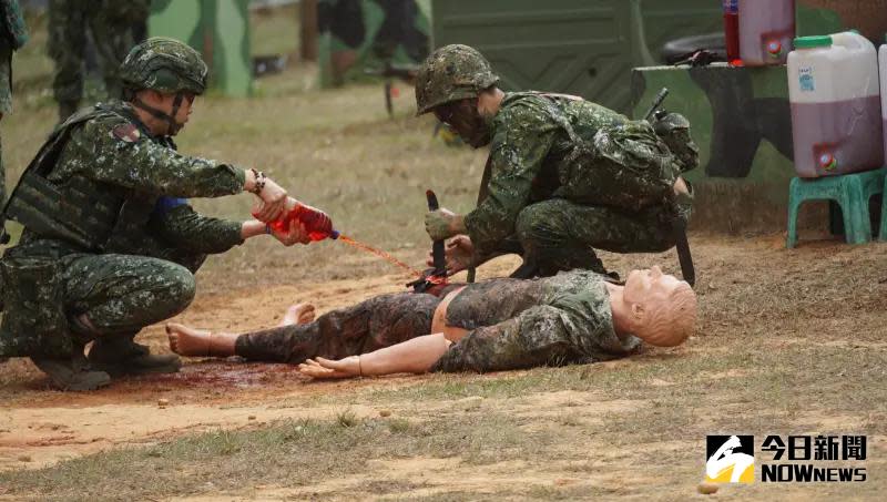 ▲1年義務役新兵鑑測「震撼教育」實施戰傷救護演練。（圖／記者呂炯昌攝，2024,03,20）