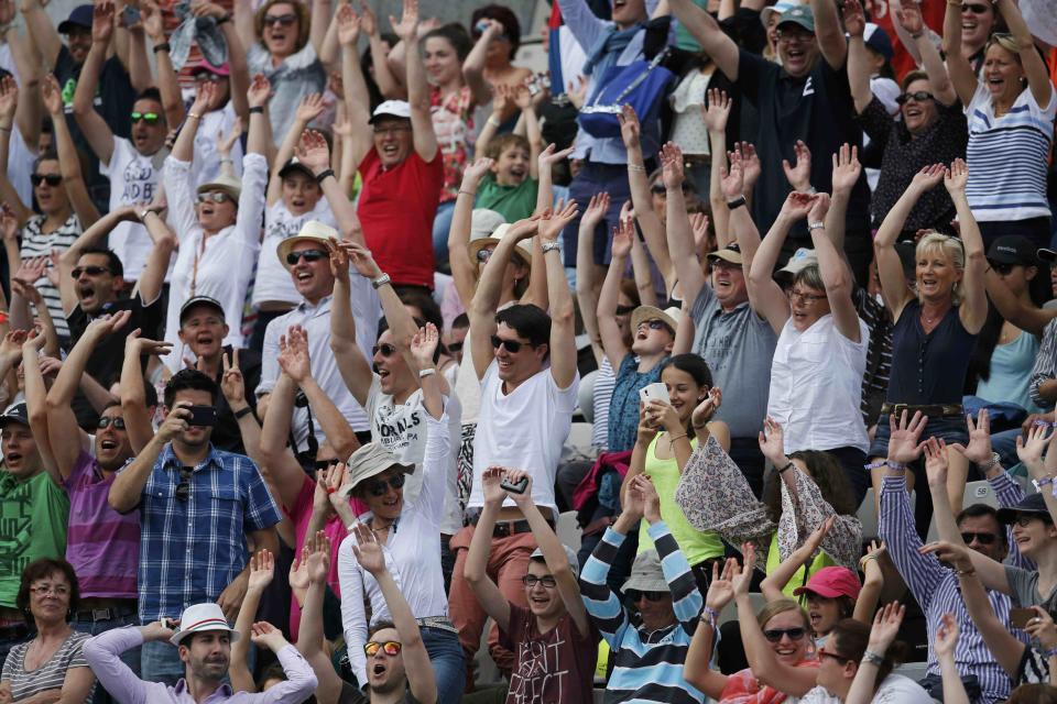 Spectators cheer during Kei Nishikori of Japan's men's singles match against Paul-Henri Mathieu of France at the French Open tennis tournament at the Roland Garros stadium in Paris, France, May 24, 2015. REUTERS/Jean-Paul Pelissier