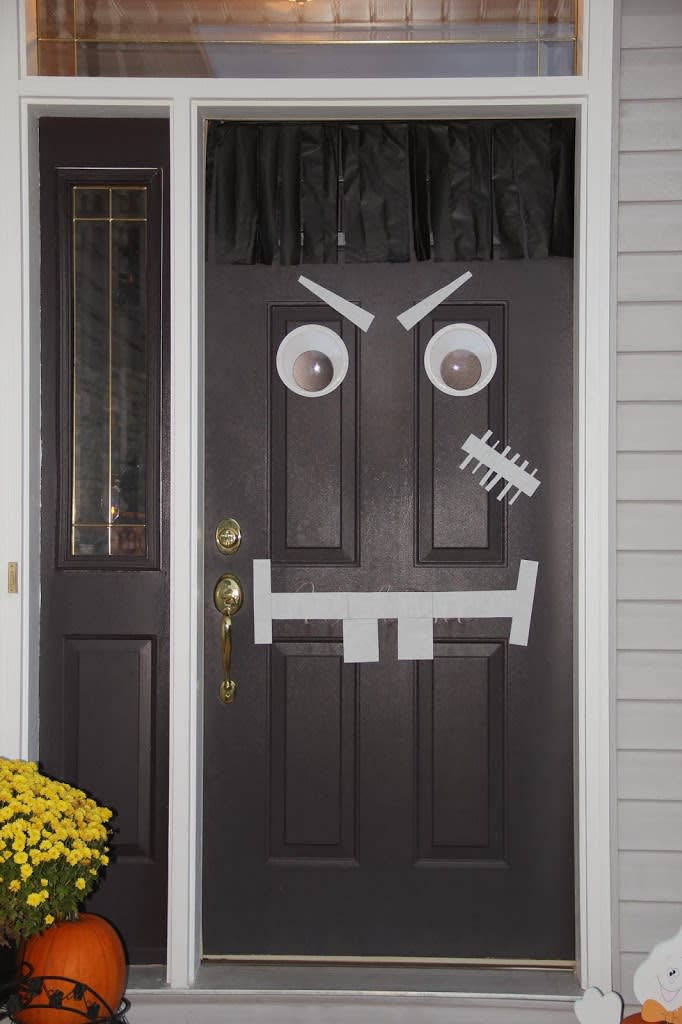 scary face door decoration (Bitz & Giggles)