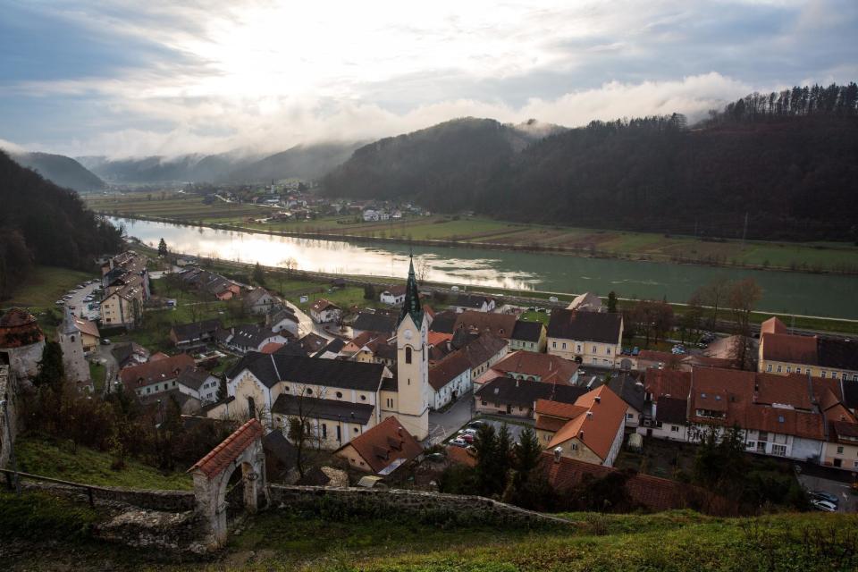 Vista general de Sevnica. (Photo by Jack Taylor/Getty Images)