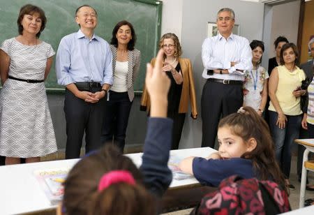World Bank President Jim Yong Kim (2nd L) meets with Syrian children refugees at a classroom inside a school in Burj Hammoud, north of Beirut June 3, 2014. REUTERS/Mohamed Azakir
