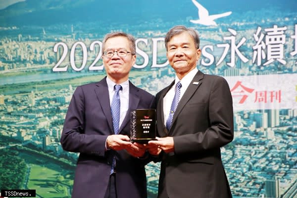 二○二一「SDGs永續城市調查」，基隆市獲永續城市優等獎肯定，由副市長林永發代表市長林右昌前往領獎。（圖：基隆市府提供）