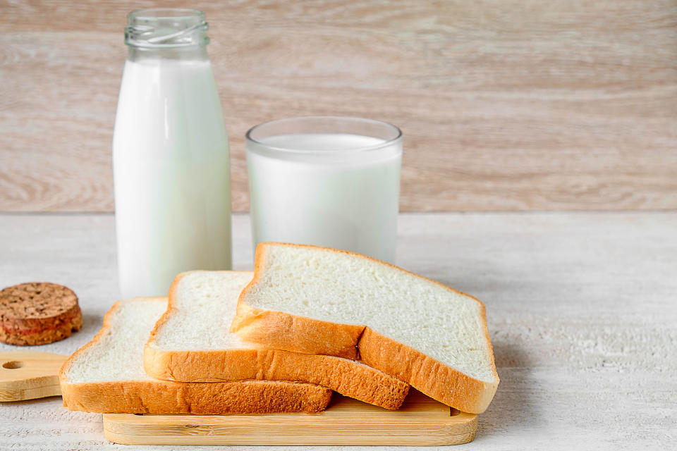 The carbohydrates in white bread can spike your blood sugar the same way a cookie can. (Photo: Narong Khueankaew/EyeEm/Getty Images)