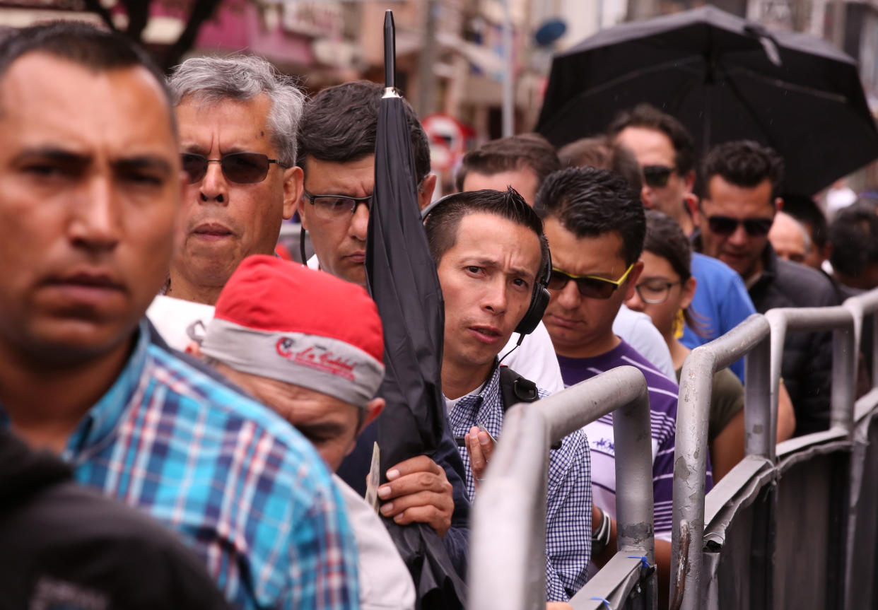 Ciudadanos acuden a votar a Corferias, el colegio electoral más grande del país, hoy, domingo 27 de mayo de 2018, durante la primera ronda de las elecciones presidenciales, en Bogotá (Colombia). El país elige entre seis candidatos a su próximo mandatario para el período 2018-2022. EFE/Mauricio Dueñas Castañedai