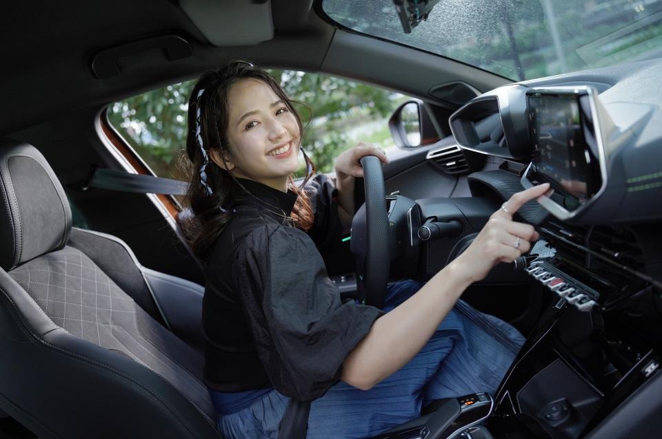 【明星聊愛車】臧芮軒人生購買的第一台車選擇Peugeot 2008 原因：「小型休旅停車方便、儀表板操控按鈕媲美飛機座艙、自動切換遠近光燈安全性高！」