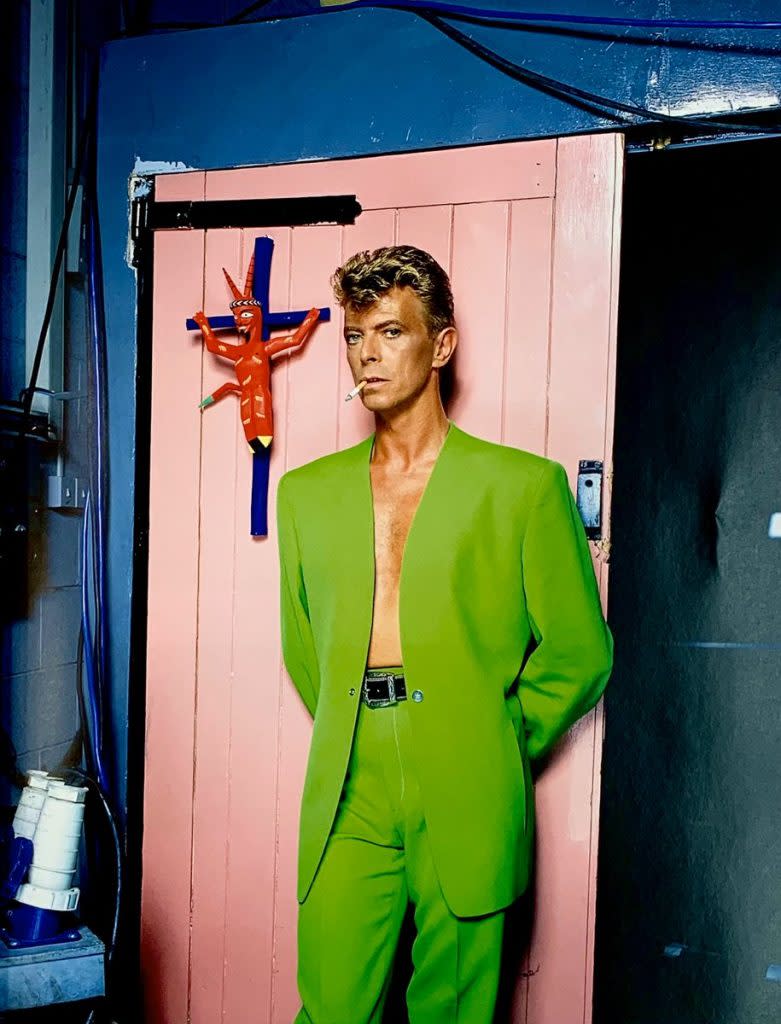 David Bowie著上Thierry Mugler設計的綠色西裝。