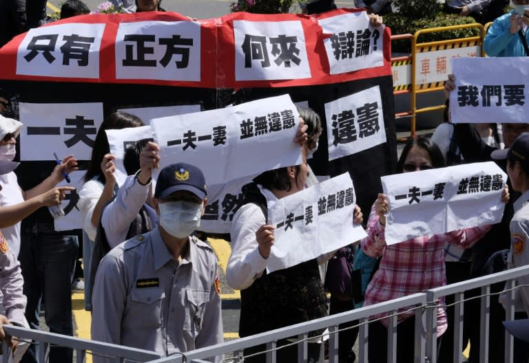 Hundreds of thousands have gathered to demonstrate against legalising same-sex unions as conservative and religious groups in Taiwan say that it would destroy family values